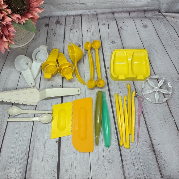 Tupperware kitchen gadget replacements willing to custom bundle many vintage - Picture 1 of 6